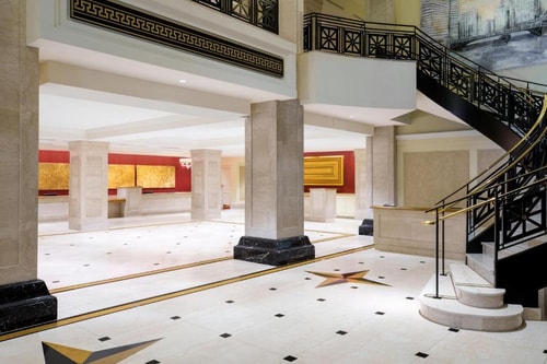 King Room Near Potbelly CHI 14 Luxury Bookings