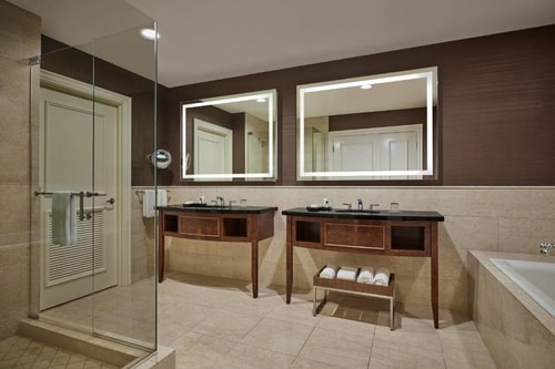 King Room Near Potbelly CHI 6 Luxury Bookings