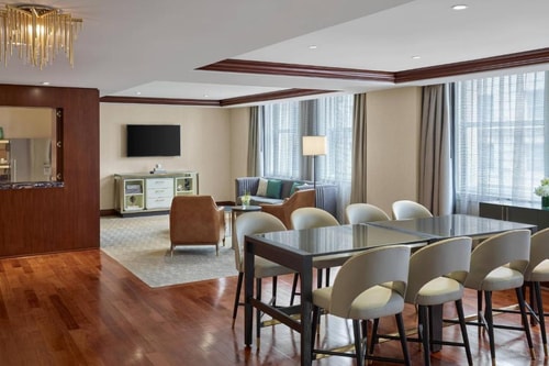 King Room Near Potbelly CHI 8 Luxury Bookings