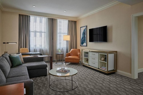 King Room Near Potbelly CHI 7 Luxury Bookings