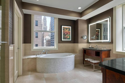 King Room Near Potbelly CHI 4 Luxury Bookings