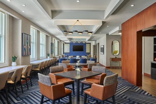 King Room Near Potbelly CHI 9 Luxury Bookings