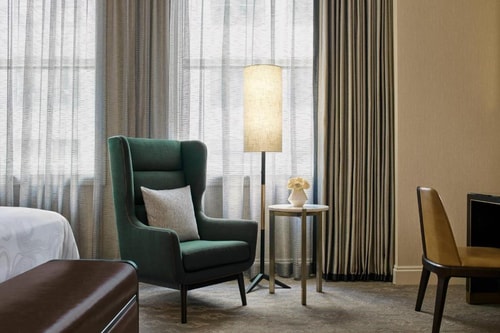 King Room Near Potbelly CHI 3 Luxury Bookings