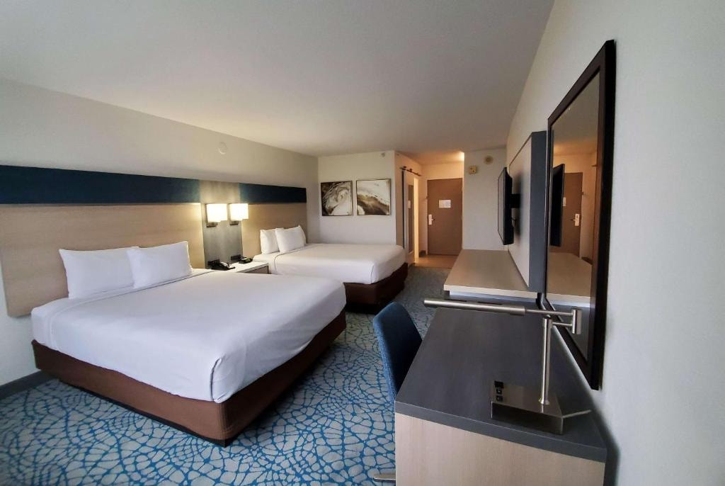 Queen Room Near Avis Car Rental ORL Luxury Bookings