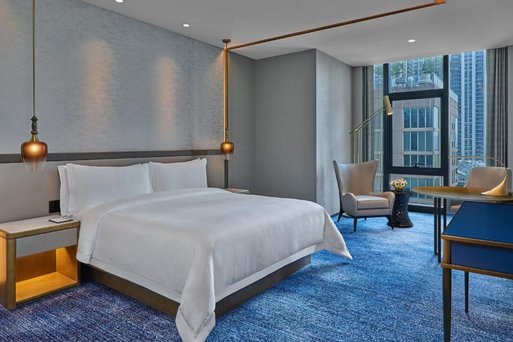 Superior King Room Near Tre Dita CHI Luxury Bookings