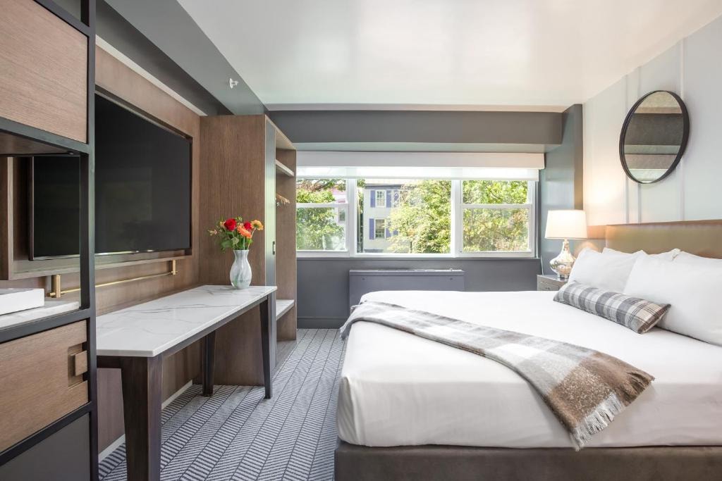 Deluxe King Near Argentine Air Force Attache WDC Luxury Bookings