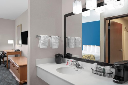 King Room Near Doral Park Centre MIA 5 Luxury Bookings