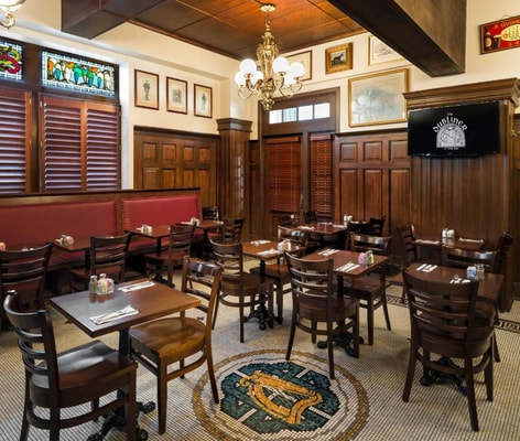 Superior King Room Near The Dubliner Restaurnt WDC 13 Luxury Bookings