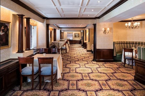 Superior King Room Near The Dubliner Restaurnt WDC 9 Luxury Bookings