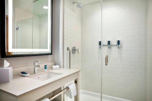 Guest Room Near Flora Logistics MIA 3 Luxury Bookings