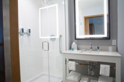 Guest Room Near Flora Logistics MIA 4 Luxury Bookings