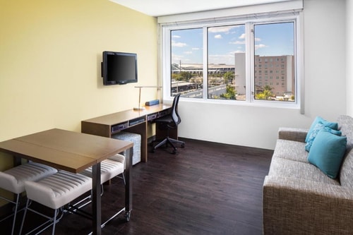 Executive King Suite Near Buds Auto Parts MIA 4 Luxury Bookings