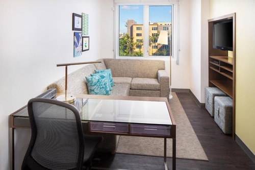 Executive King Suite Near Buds Auto Parts MIA 3 Luxury Bookings