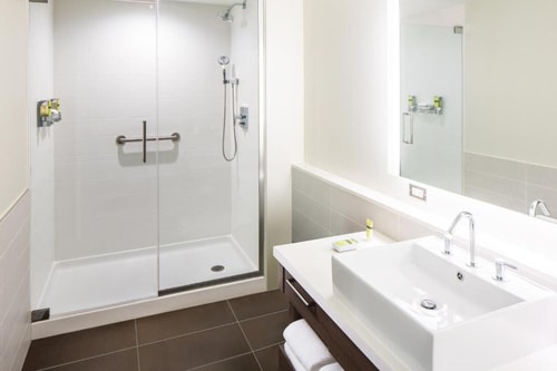 Executive King Suite Near Buds Auto Parts MIA 7 Luxury Bookings