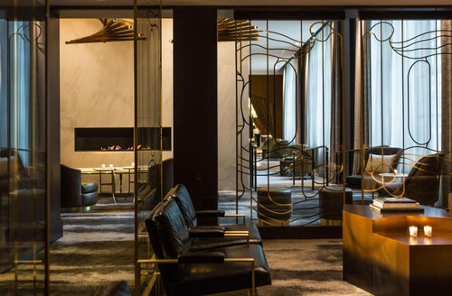 Deluxe Queen Room Near Cadillac Palace Theatre CHI 7 Luxury Bookings