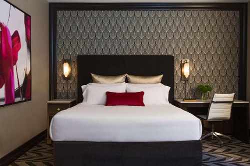 Deluxe Queen Room Near Cadillac Palace Theatre CHI Luxury Bookings