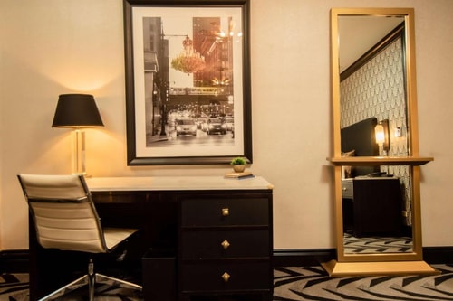 Deluxe Queen Room Near Cadillac Palace Theatre CHI 6 Luxury Bookings