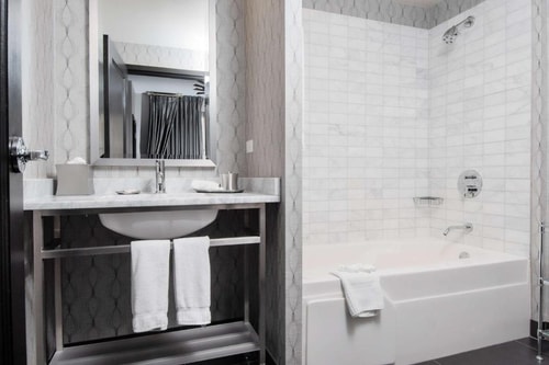 Deluxe Queen Room Near Cadillac Palace Theatre CHI 4 Luxury Bookings