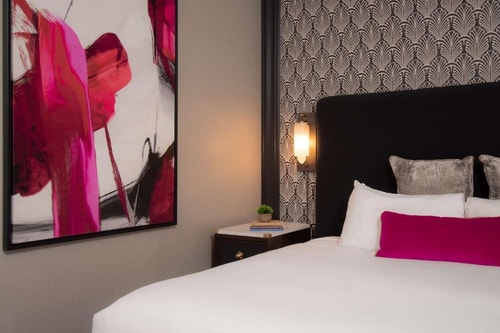 Deluxe Queen Room Near Cadillac Palace Theatre CHI 1 Luxury Bookings