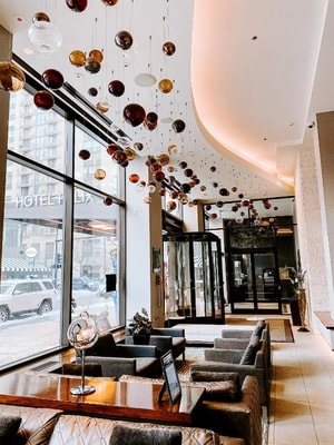 King Room Near Wolferts Corner Bar CHI 14 Luxury Bookings