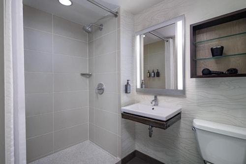 King Room Near Wolferts Corner Bar CHI 7 Luxury Bookings