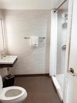 King Room Near Wolferts Corner Bar CHI 8 Luxury Bookings