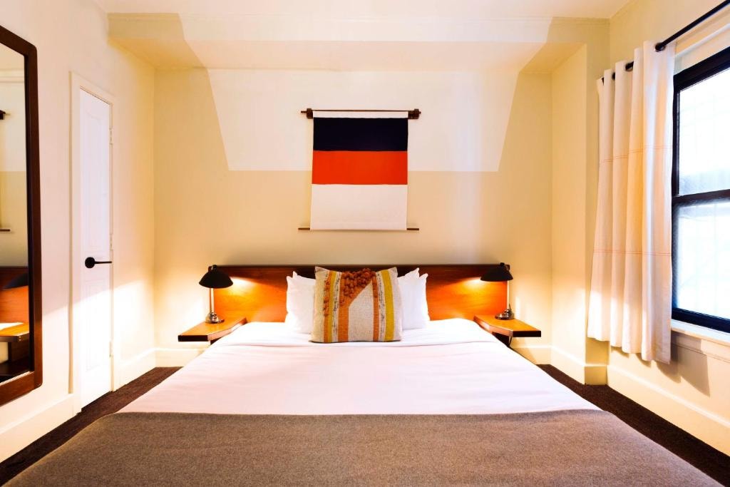 Superior King Room Near Art Schools Directory CHI Luxury Bookings