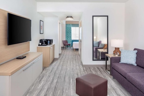 King Room Near Flora Logistics MIA 2 Luxury Bookings