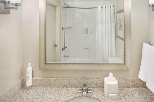 King Room Near Flora Logistics MIA 4 Luxury Bookings