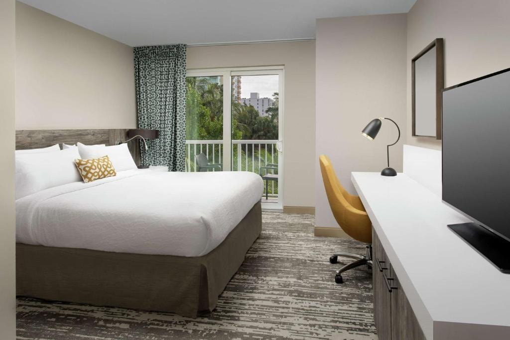 King Room Near HVACservie MIA Luxury Bookings