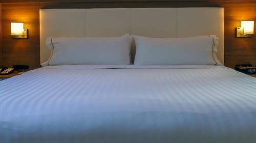 Standard King Room Near Subway Restaurant MIA 2 Luxury Bookings