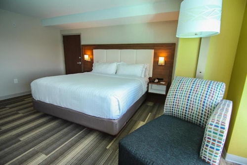 Standard King Room Near Subway Restaurant MIA 4 Luxury Bookings