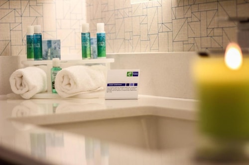 Standard King Room Near Subway Restaurant MIA 5 Luxury Bookings