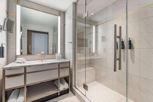 Superior Plus King Studio Near Starbucks LAS 3 Luxury Bookings