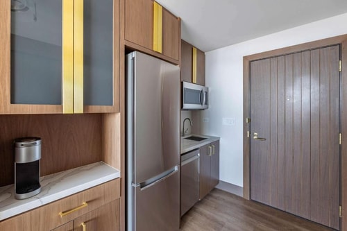 Superior Plus King Studio Near Starbucks LAS 4 Luxury Bookings