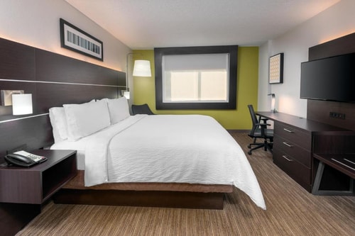 Standard King Room Near Belmira Trout Seafood MIA Luxury Bookings