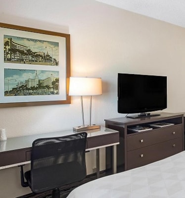 Standard Queen Room Near Tickets of America MIA 1 Luxury Bookings