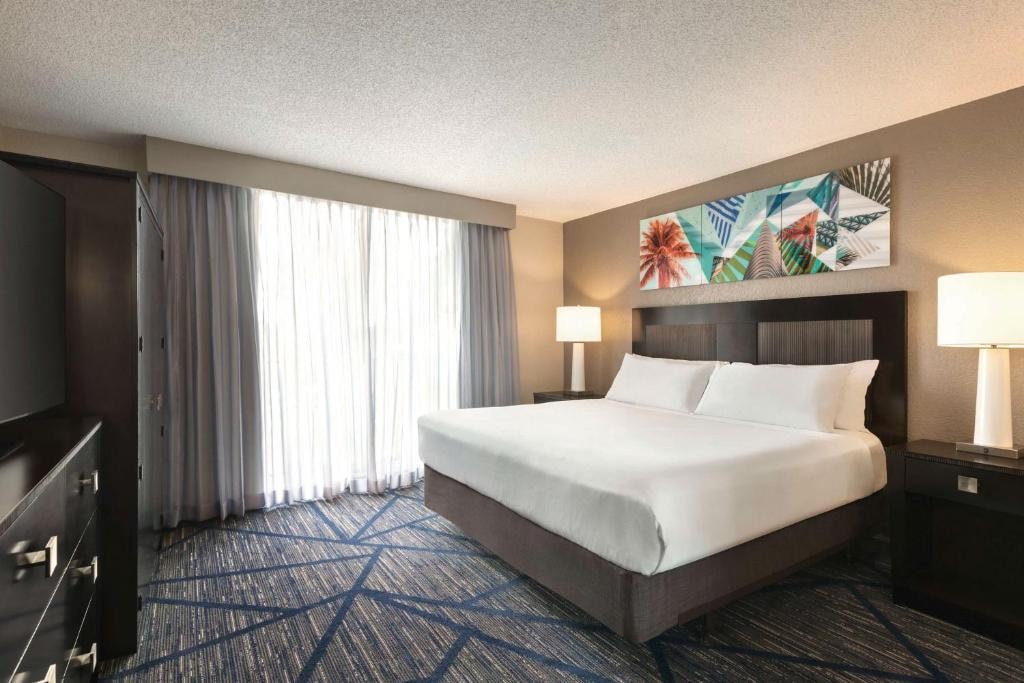 King Suite Near The Home Depot MIA Luxury Bookings