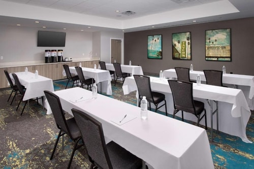 Queen Room Near Fritanga Diner MIA 4 Luxury Bookings