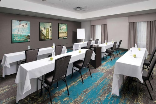 Queen Room Near Fritanga Diner MIA 12 Luxury Bookings