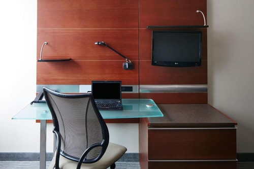 Standard Queen Room Near  Egg Tuck CHI 4 Luxury Bookings