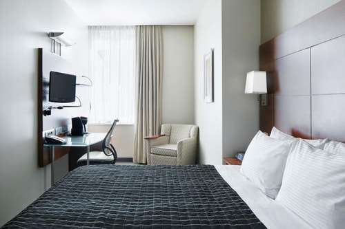 Standard Queen Room Near  Egg Tuck CHI 1 Luxury Bookings