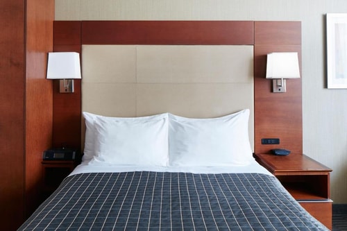 Standard Queen Room Near  Egg Tuck CHI Luxury Bookings