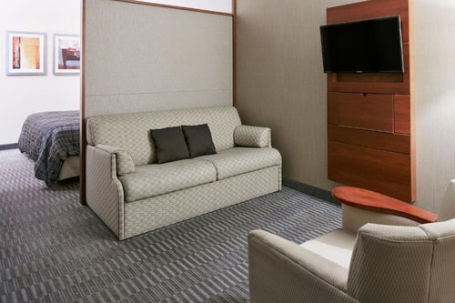 Standard Queen Room Near  Egg Tuck CHI 6 Luxury Bookings