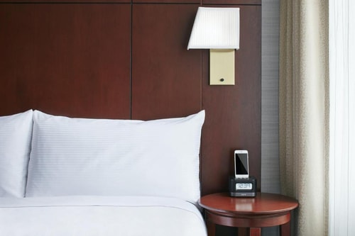 Standard Queen Room Near  Egg Tuck CHI 3 Luxury Bookings