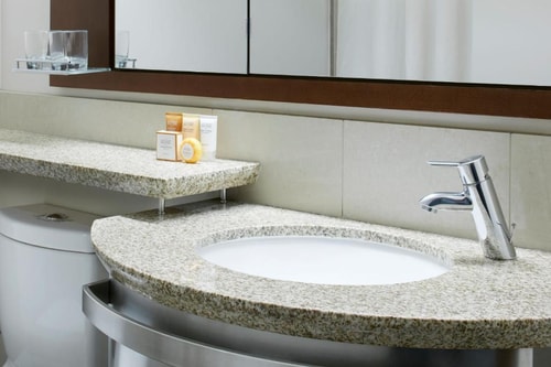 Standard Queen Room Near  Egg Tuck CHI 5 Luxury Bookings