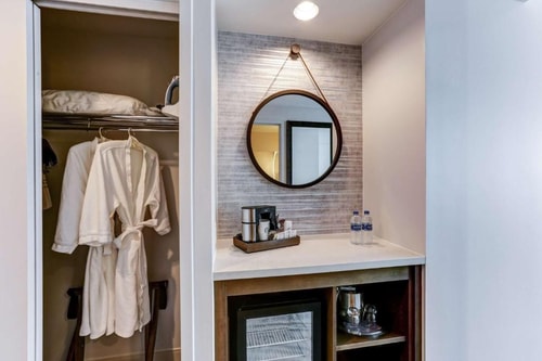 Queen Room Near Captains Choice ORL 2 Luxury Bookings