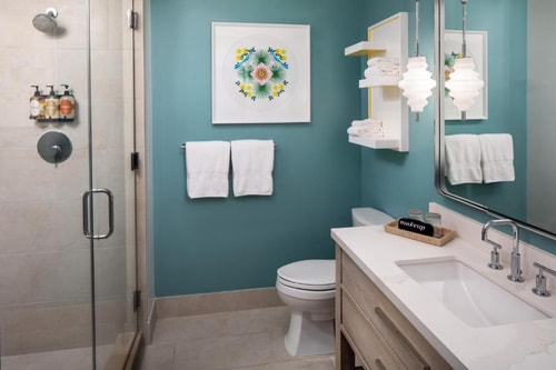 Queen Room Near All Saints Episcopal Church ORL 3 Luxury Bookings