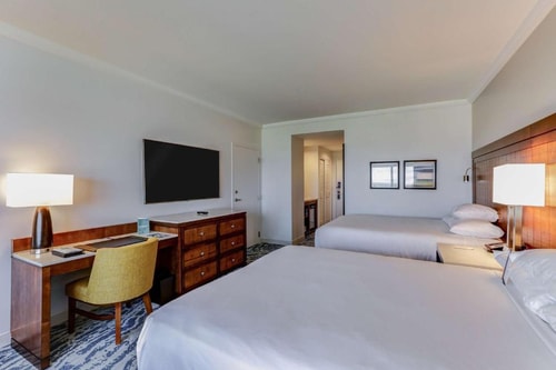 Queen Room Near Captains Choice ORL 1 Luxury Bookings