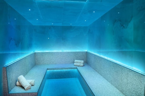 Queen Room Near All Saints Episcopal Church ORL 10 Luxury Bookings